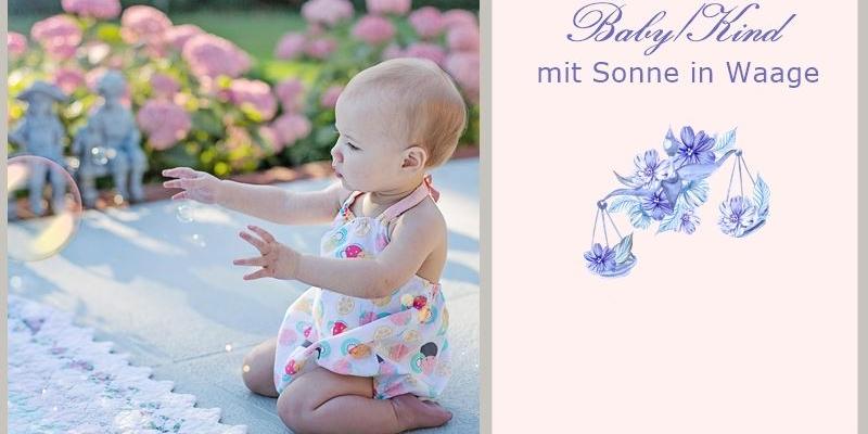 Kleinkind staunt über Seifenblasen - Blogbild Baby in Waage