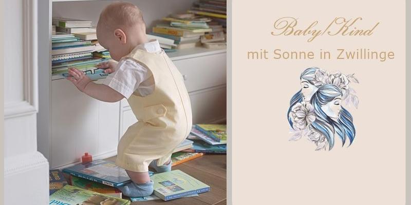 Kleinkind vor Bücherregal Blogbild für Baby in Zwillinge